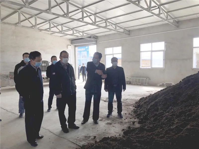 （调研组查看7790必发集团官网自主出产的有机肥料）